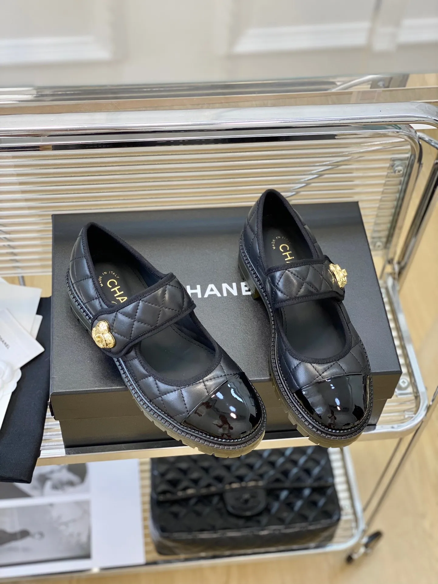 👟👟Ex-factory price 520👟👟 Women's shoes, women's clothing, women's shoes, women's clothing Chanel 24👟👟Ex-factory price, new classic rhombus, love double C school bag buckle Mary Jane single shoe series, I fell in love with it at first sight, no exaggeration ~ This is probably the charm of Xiaoxiang, she always understands girls. Although she looks cold, she has a unique feeling when paired with black stockings It’s the latest model this year🤩🤩🤩 I’ve already started arranging it before it’s available at the counter~ I know you will definitely like it. It looks really good on the feet. The round-pointed last is not picky about the shape of the foot. It also looks slim when worn on fat feet. The lambskin stitched patent leather is very visually impactful. The interior is made of sheepskin. It’s super soft and comfortable~ Italian grade A dyed genuine leather outsole➕electroplated heel Heel height: 5cmcm Size: 35-39 (40/41 customized)